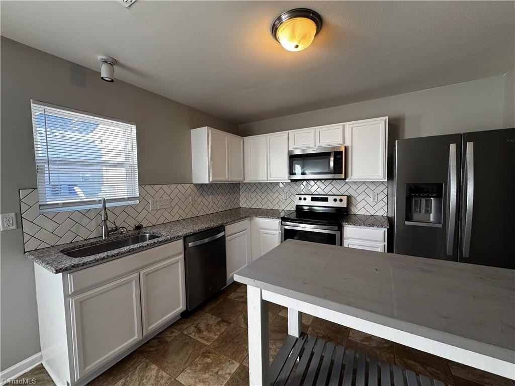 3921 Village Park Ct - Photo 4 of 9