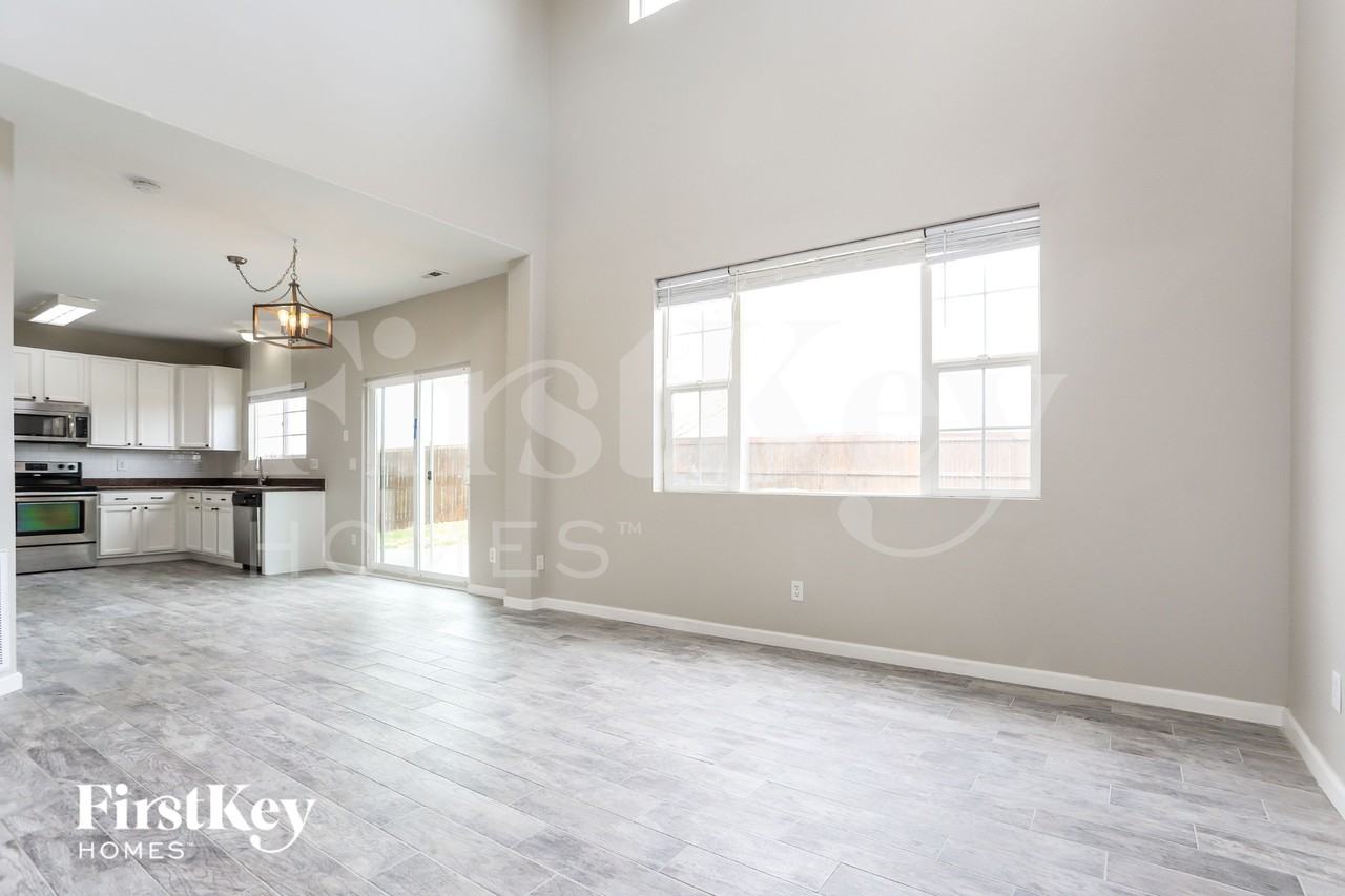 1449 N Monument Dr - Photo 3 of 15