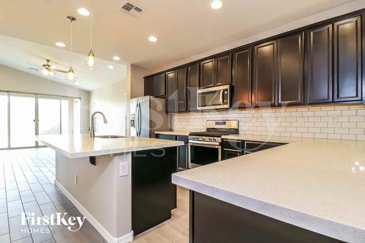 19640 W Woodlands Ave - Photo 5 of 15