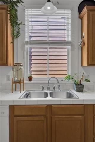 819 4th St - Photo 5 of 10