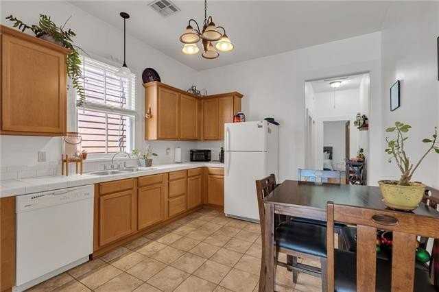 819 4th St - Photo 6 of 10