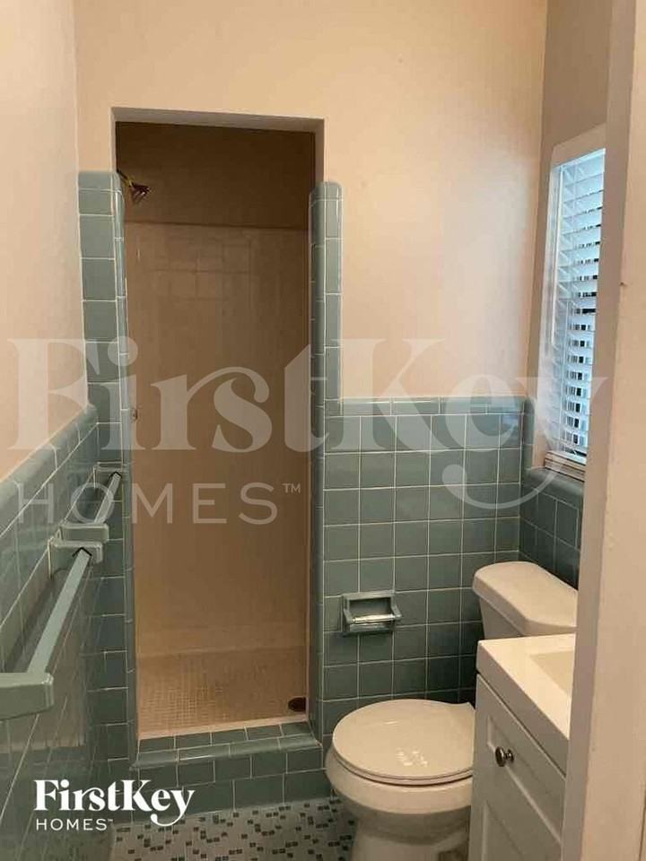 1369 Malverne Ave - Photo 4 of 15