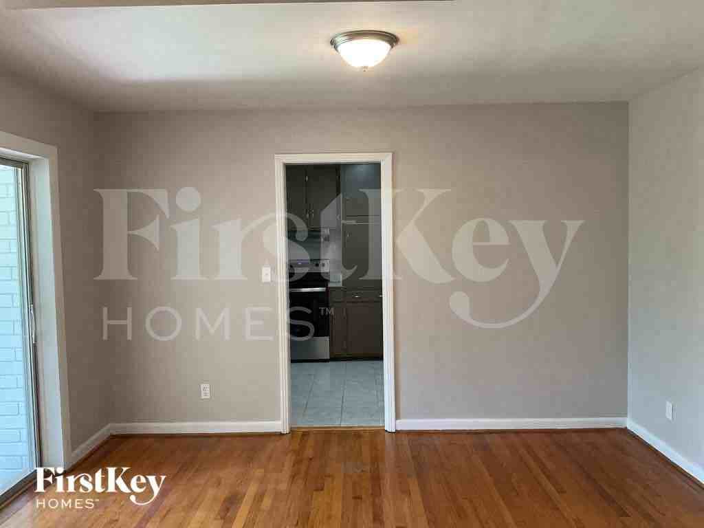 1369 Malverne Ave - Photo 6 of 15