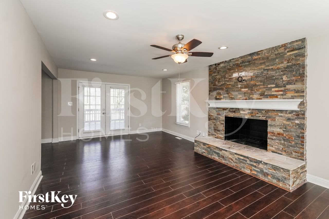 11801 Lansbury Ct - Photo 3 of 15