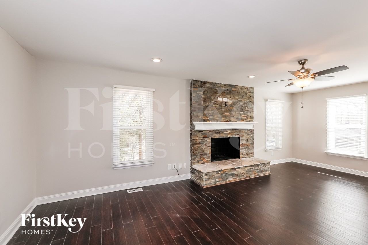 11801 Lansbury Ct - Photo 4 of 15