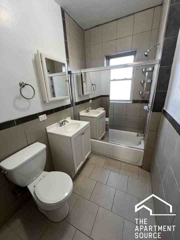 2140 Clarence Ave #2S - Photo 3 of 12