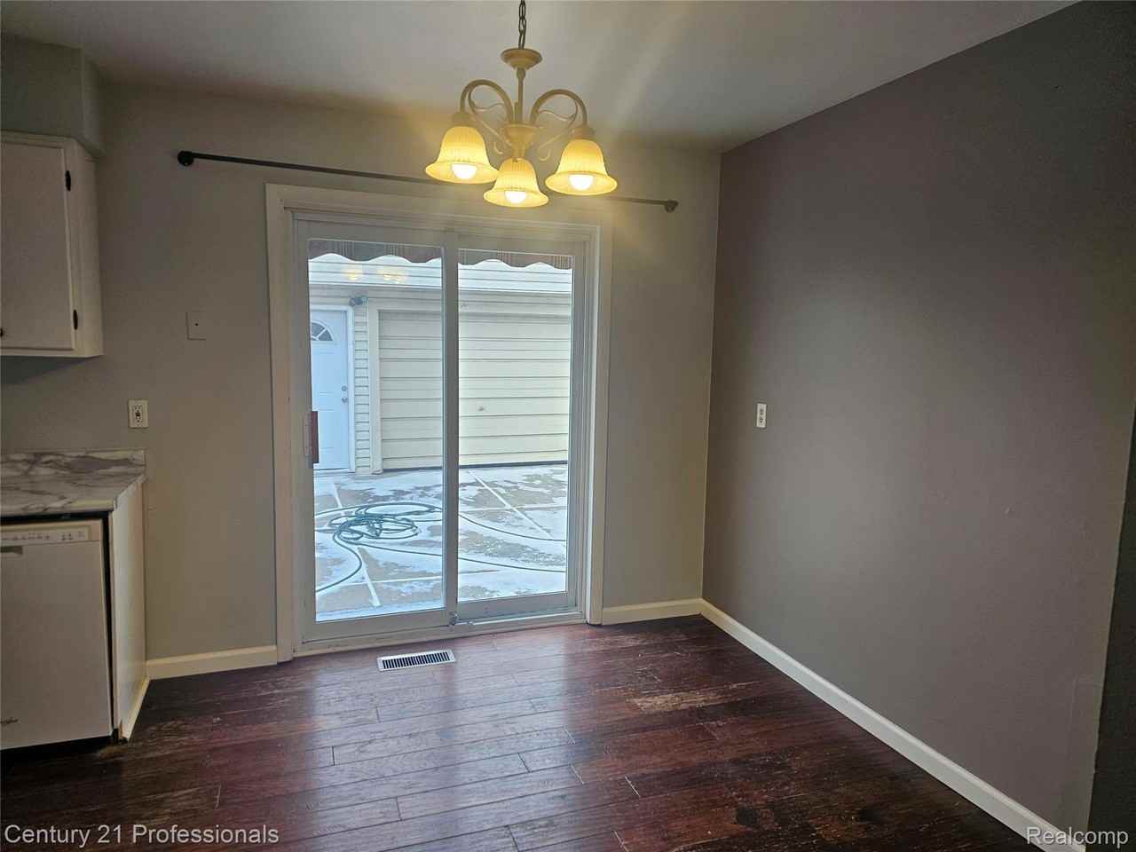 30731 Mackenzie Dr - Photo 2 of 11