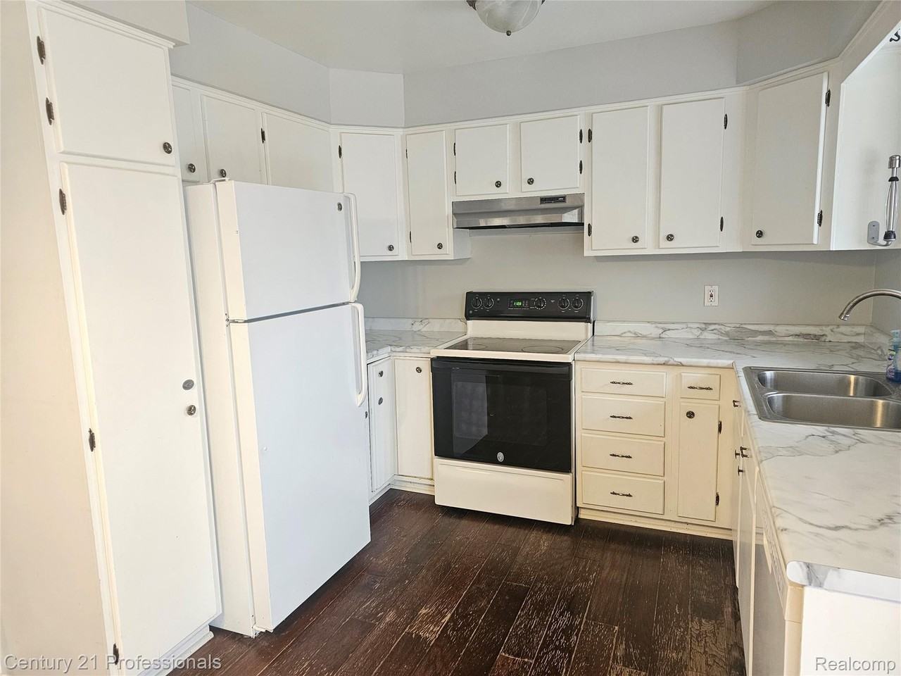 30731 Mackenzie Dr - Photo 3 of 11