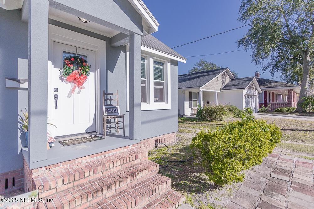 909 Talbot Ave - Photo 2 of 23