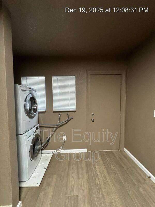 435 N Redington St - Photo 4 of 11