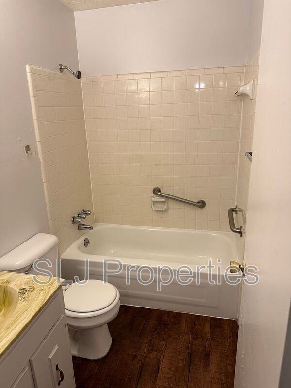 428 Locust St #1 - Photo 7 of 9