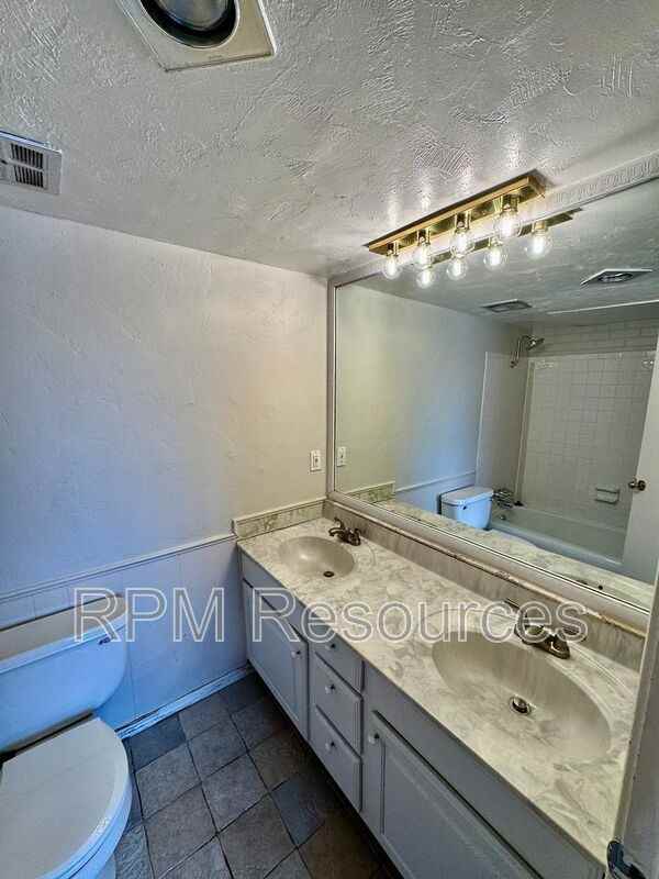 11407 N May Ave - Photo 7 of 27