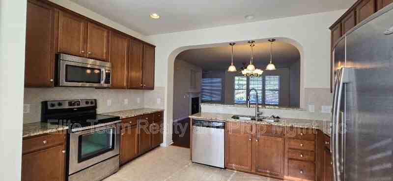 11190 Bridgewater Dr - Photo 6 of 30