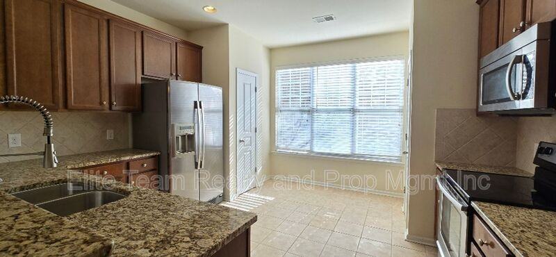 11190 Bridgewater Dr - Photo 7 of 30