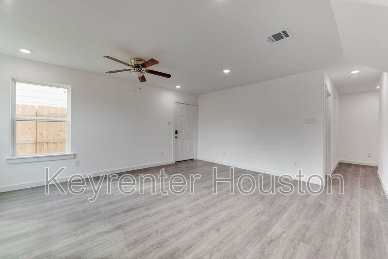 8128 Sterlingshire St #A - Photo 5 of 20