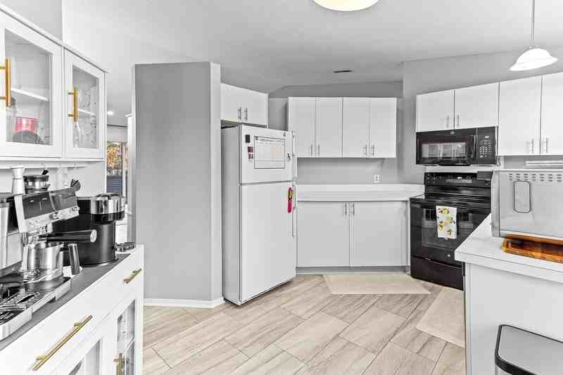 6560 Ridgefield Cir #202 - Photo 7 of 24