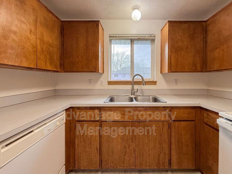 240 Monmouth Ave S #2 - Photo 7 of 23