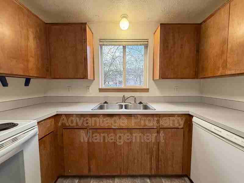 240 Monmouth Ave S #3 - Photo 4 of 22