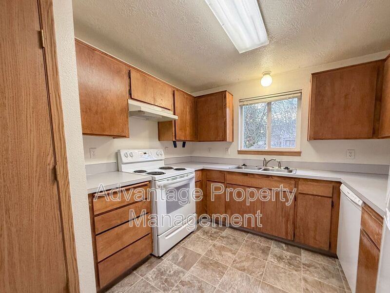 240 Monmouth Ave S #3 - Photo 6 of 22