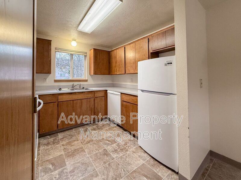 240 Monmouth Ave S #3 - Photo 7 of 22