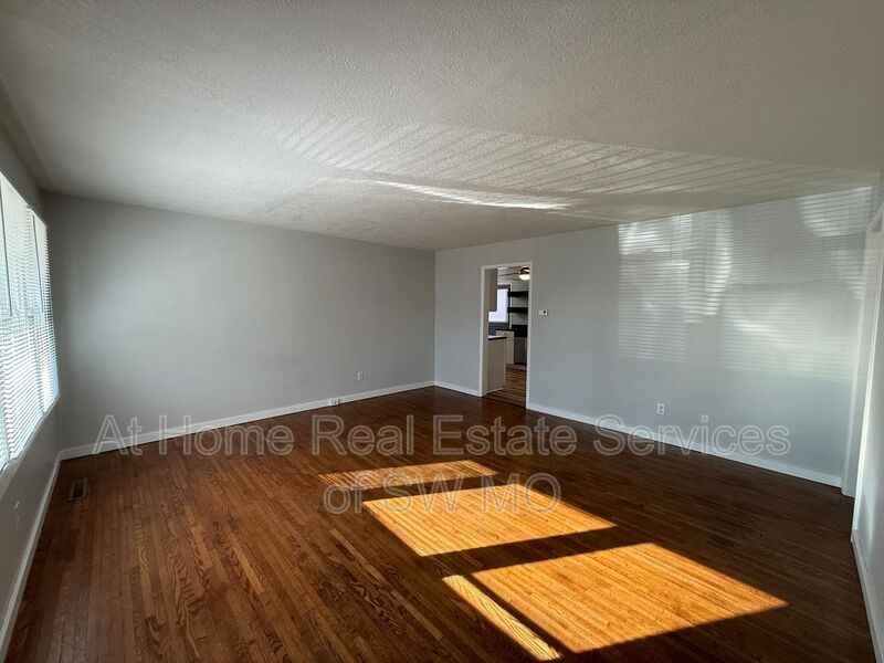 231 W Whiteside St - Photo 2 of 13