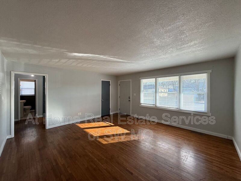 231 W Whiteside St - Photo 4 of 13