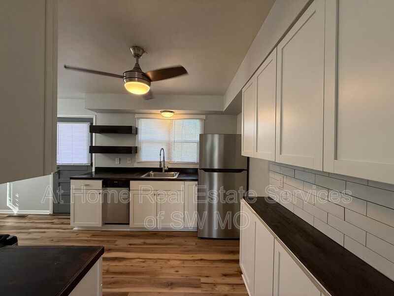 231 W Whiteside St - Photo 5 of 13