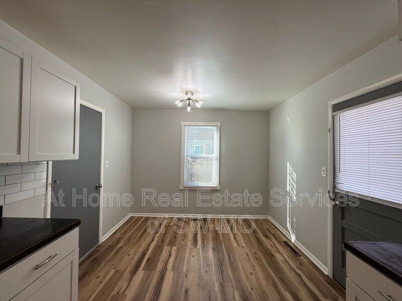 231 W Whiteside St - Photo 6 of 13