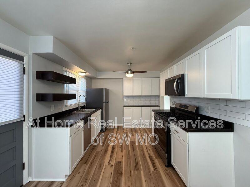 231 W Whiteside St - Photo 7 of 13