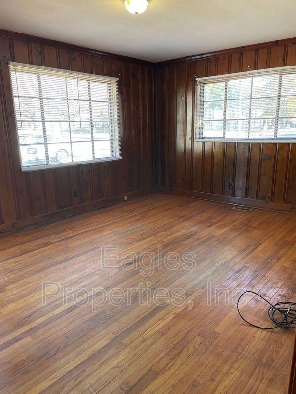 1112 Beech St - Photo 3 of 9