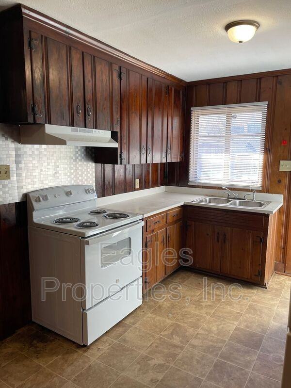 1112 Beech St - Photo 4 of 9