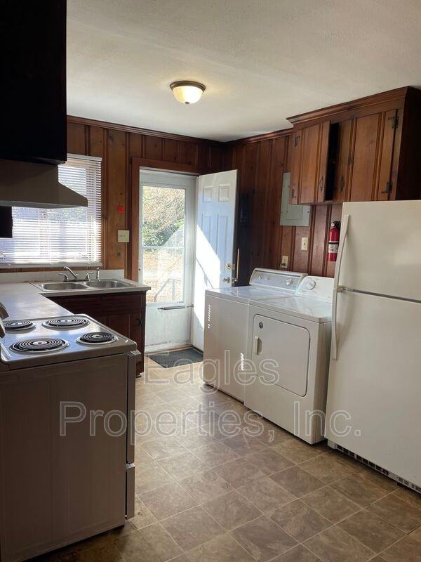 1112 Beech St - Photo 6 of 9