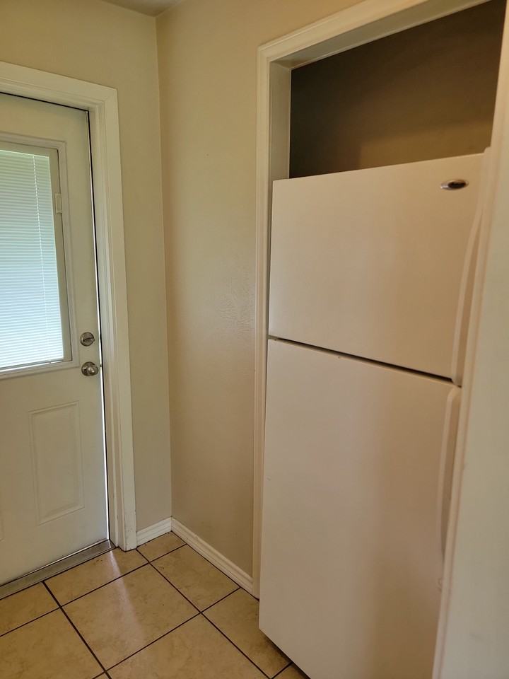 2616 Harrison St - Photo 3 of 16