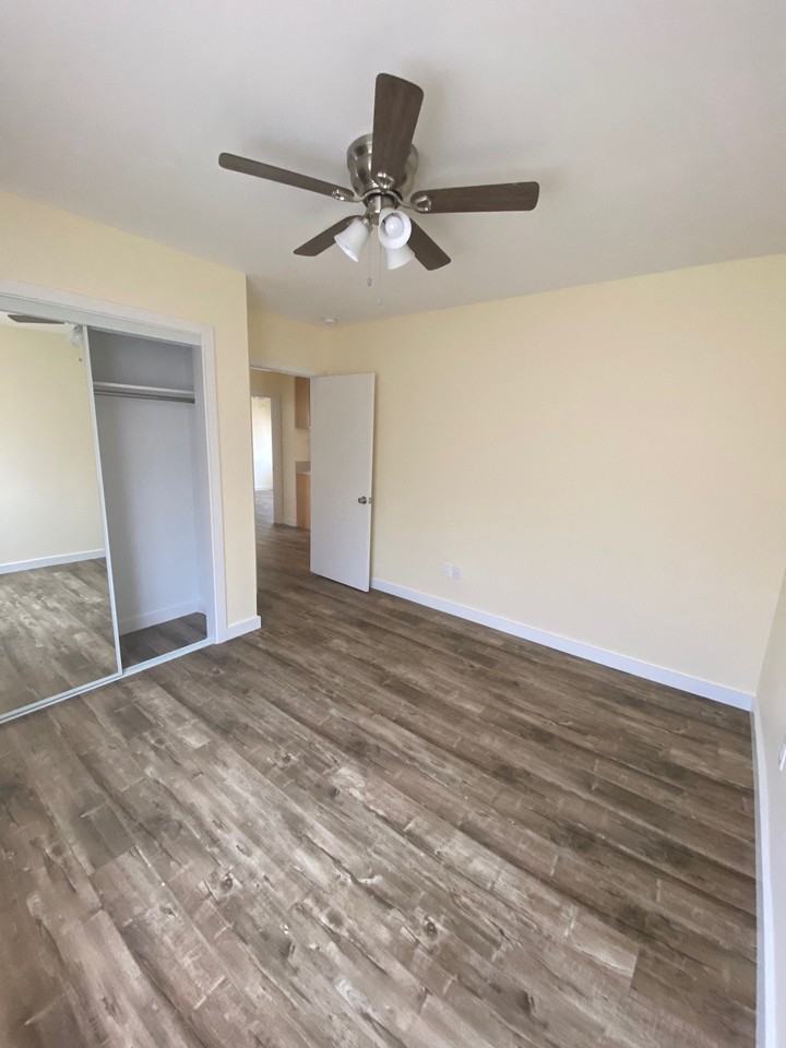 886-894 E 43rd Pl - Photo 3 of 4