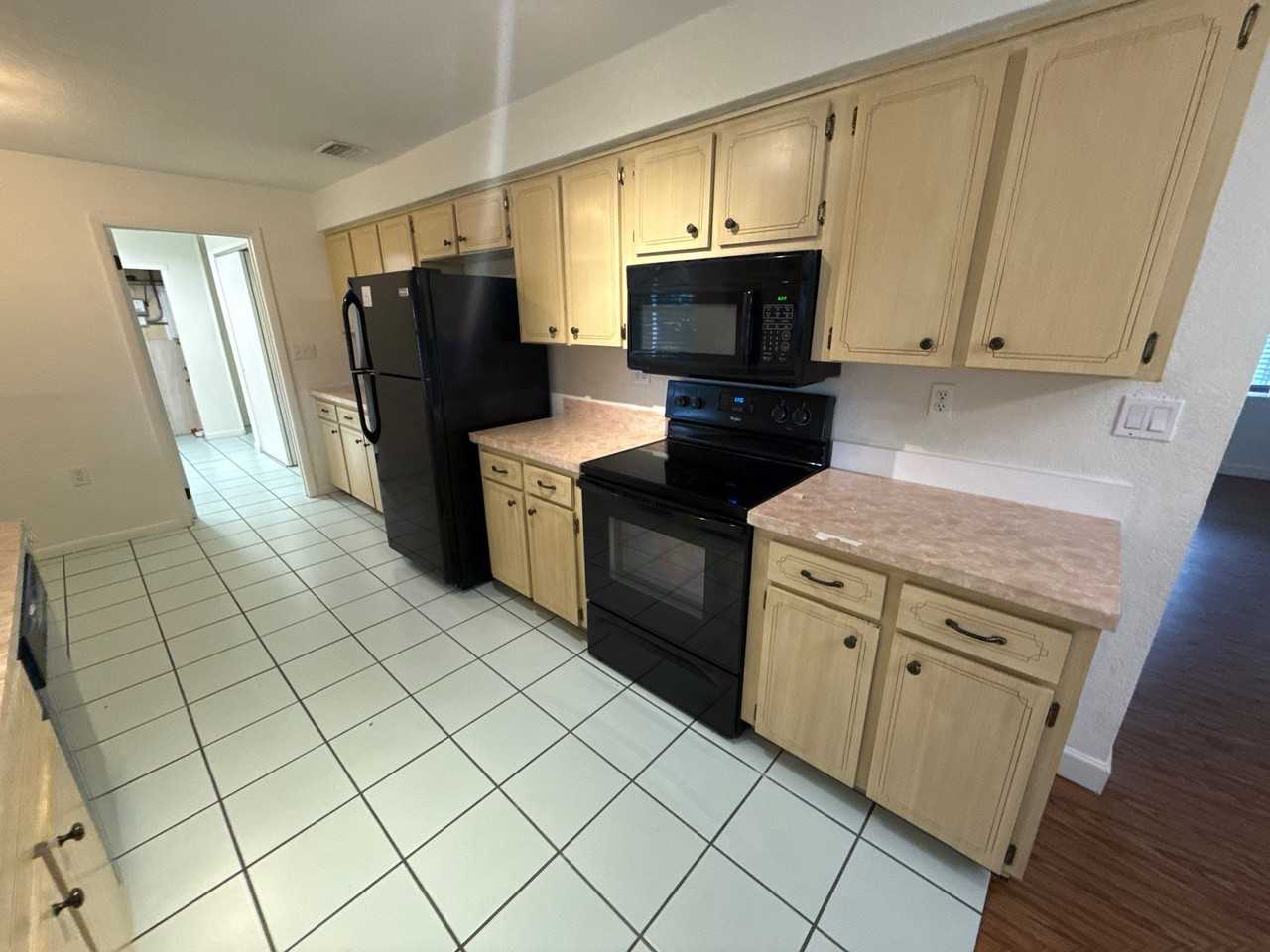 306 S Monroe St - Photo 6 of 33