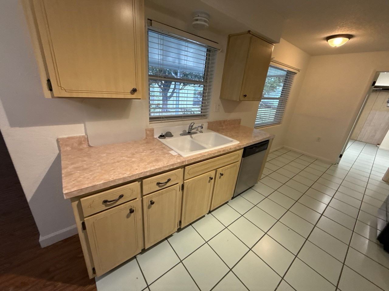 306 S Monroe St - Photo 7 of 33