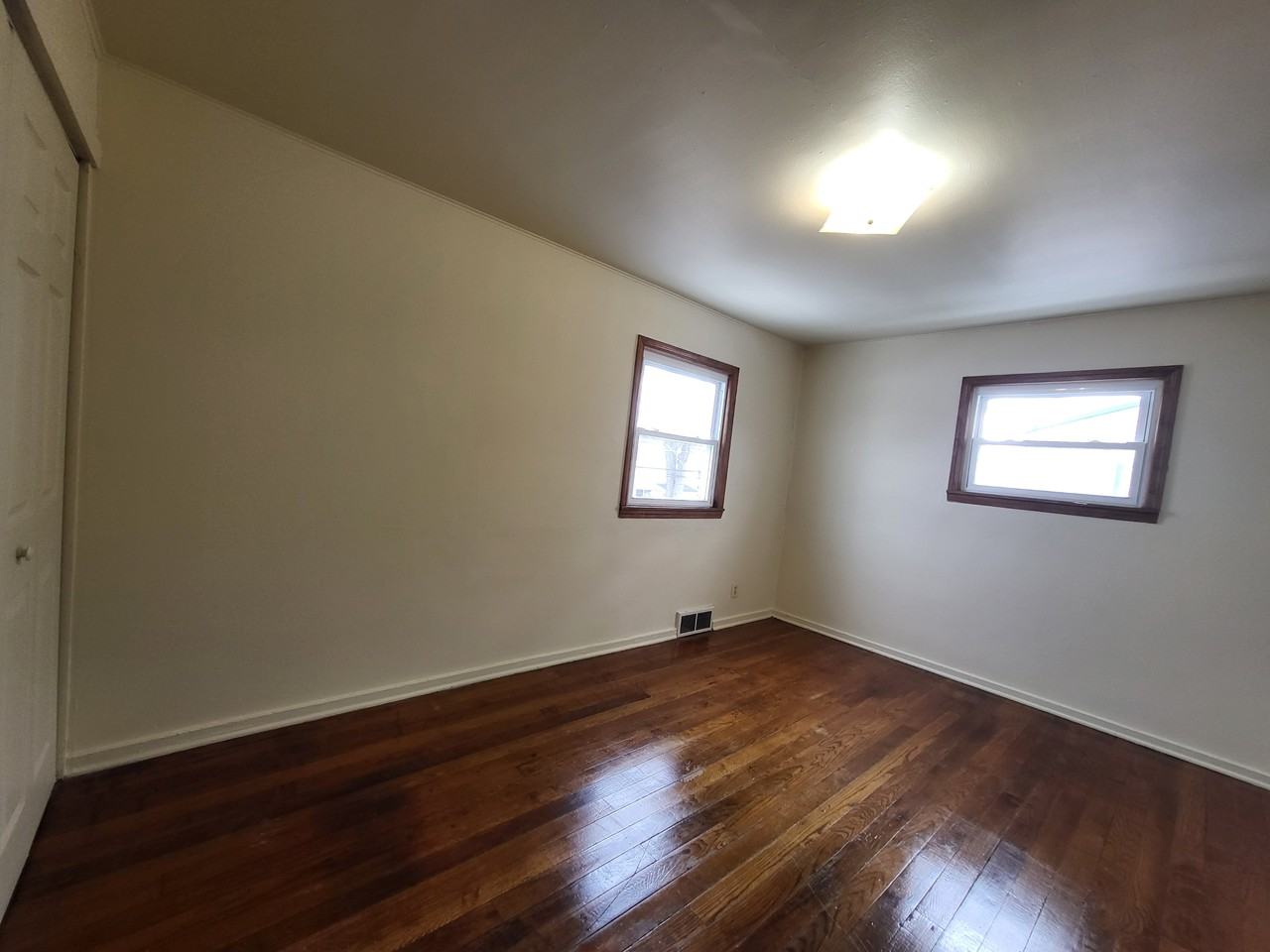 32153 Genessee St - Photo 7 of 11