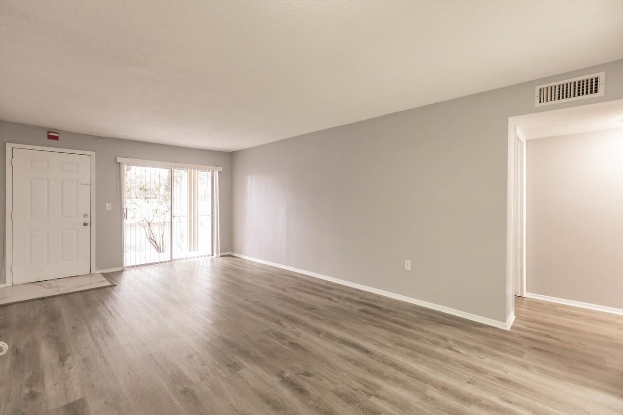 480 Banyon Tree Cir #100 - Photo 2 of 22