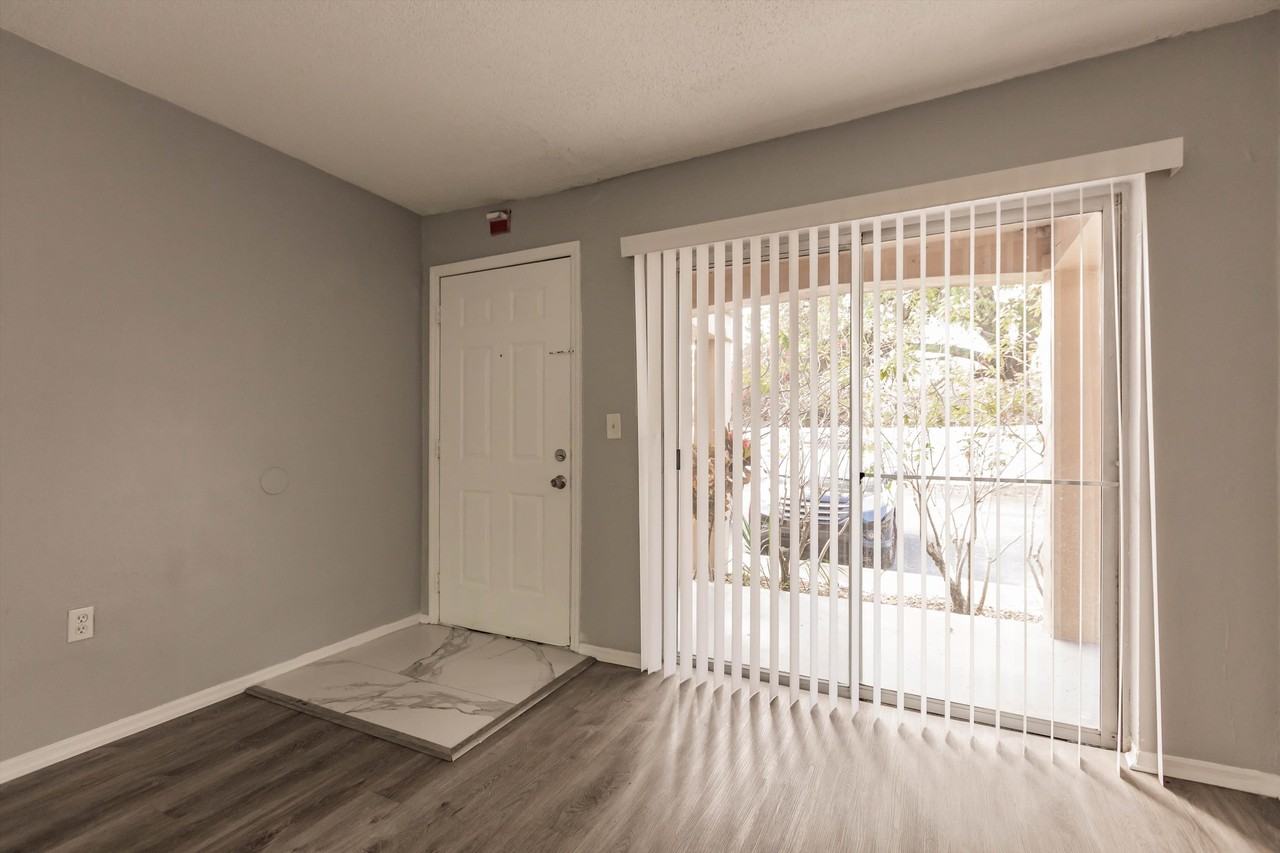 480 Banyon Tree Cir #100 - Photo 3 of 22