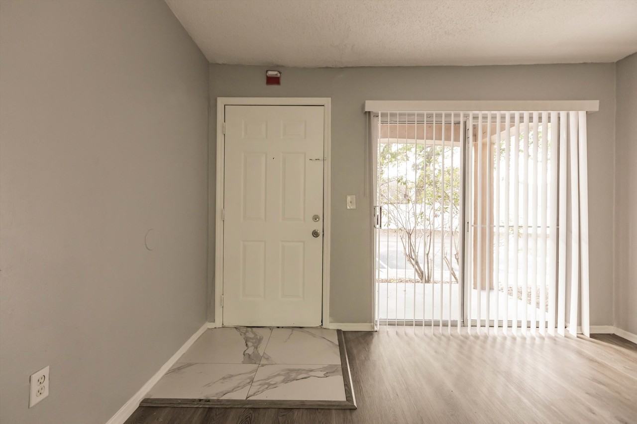 480 Banyon Tree Cir #100 - Photo 4 of 22