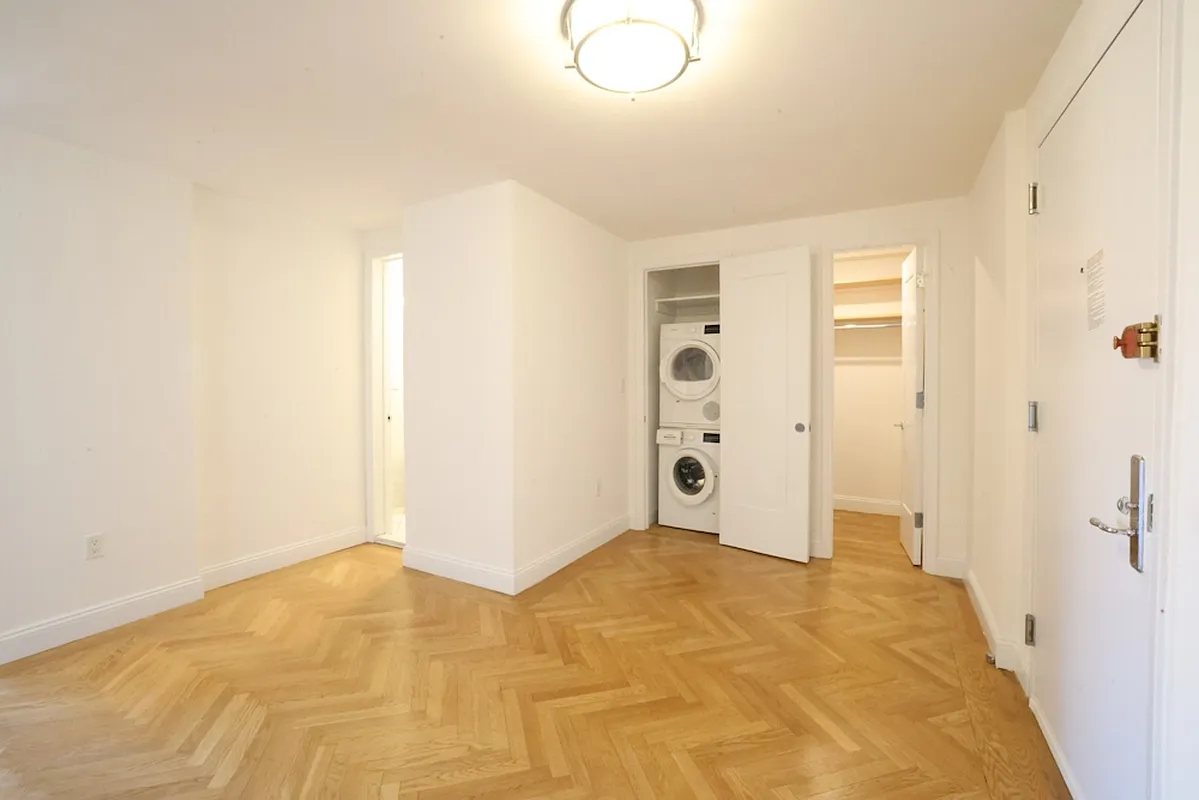 305 E 86th St #19ME - Photo 2 of 6