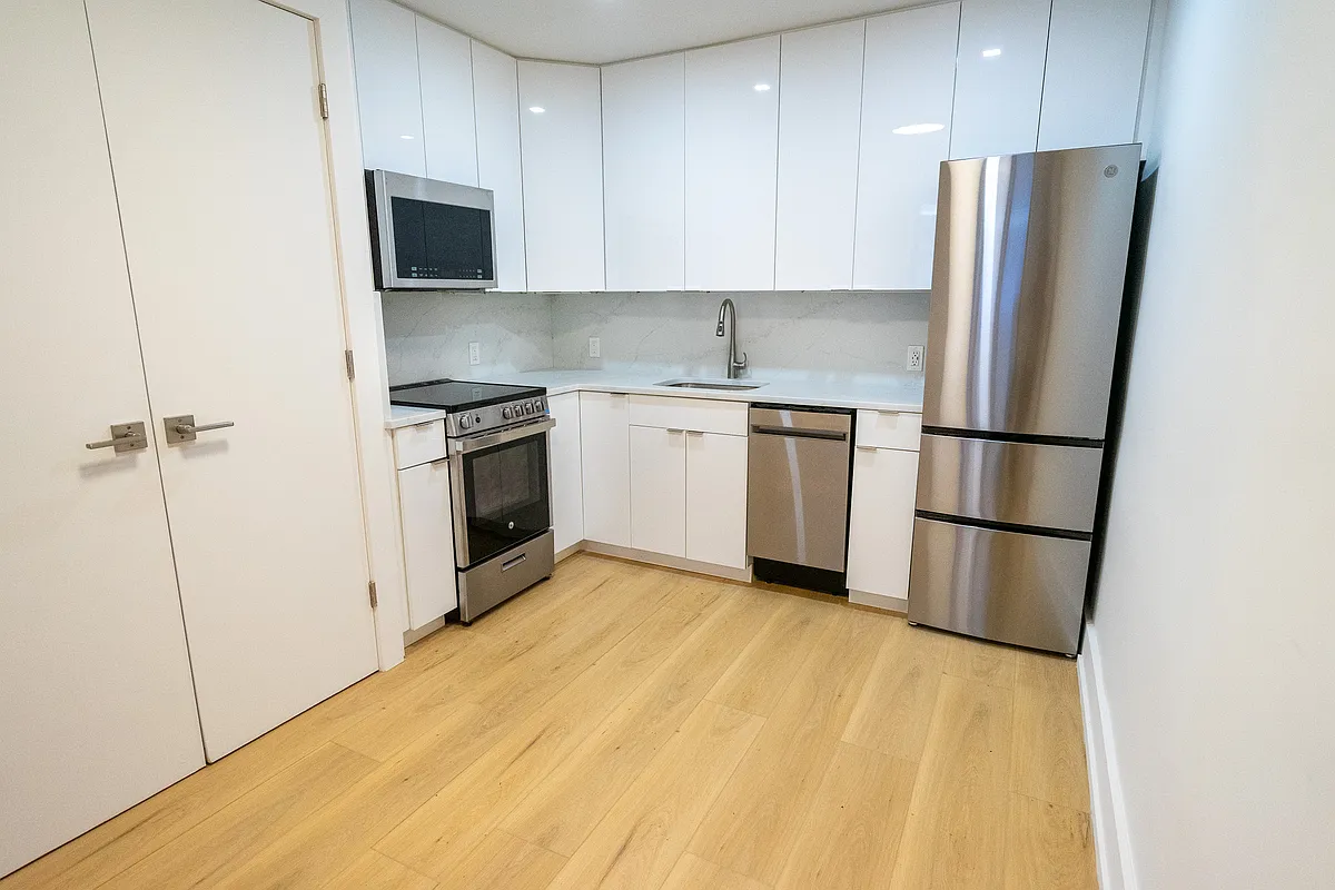 3111 Broadway #A - Photo 6 of 8