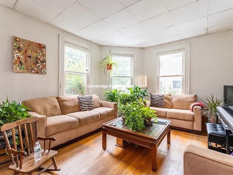 Belmont St #1L - Photo 2 of 7