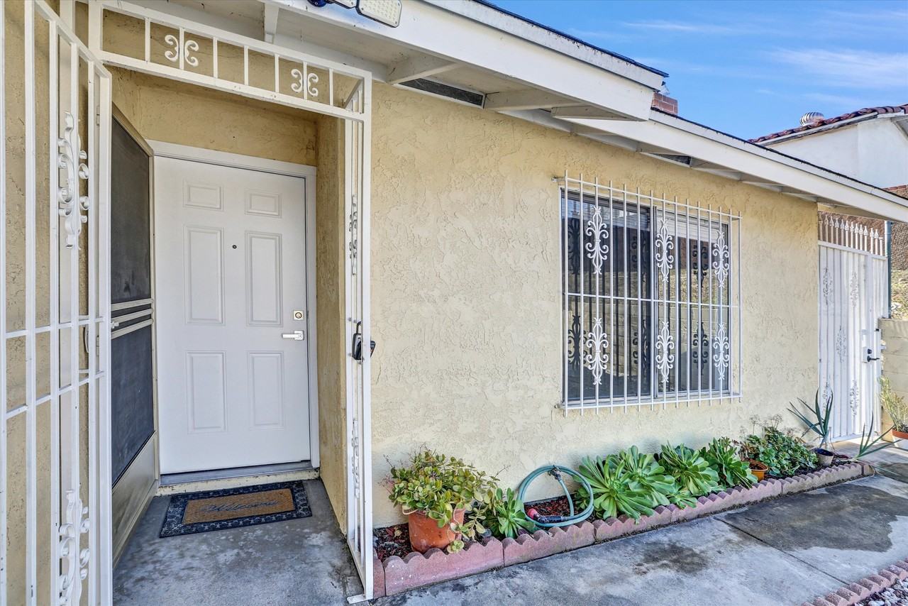 2040 E 5th St #1 - Photo 4 of 33