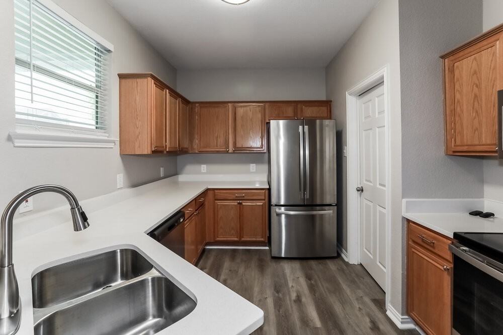 10200 Cedar Lake Dr - Photo 6 of 17