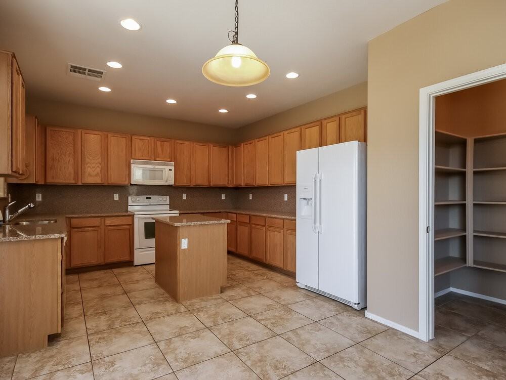 7120 S 70th Dr - Photo 6 of 12