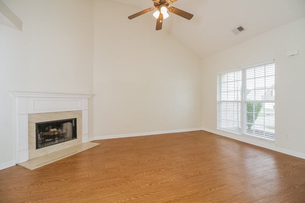 1015 Mallory Ln - Photo 3 of 15