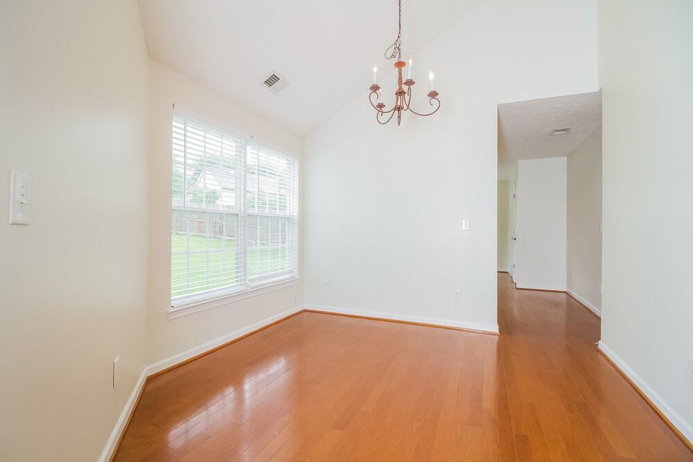 1015 Mallory Ln - Photo 4 of 15