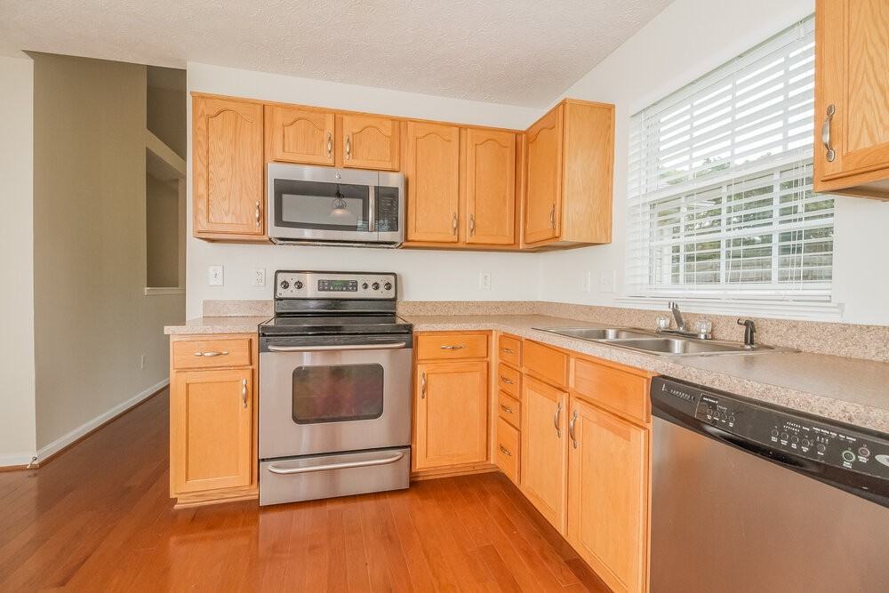 1015 Mallory Ln - Photo 5 of 15