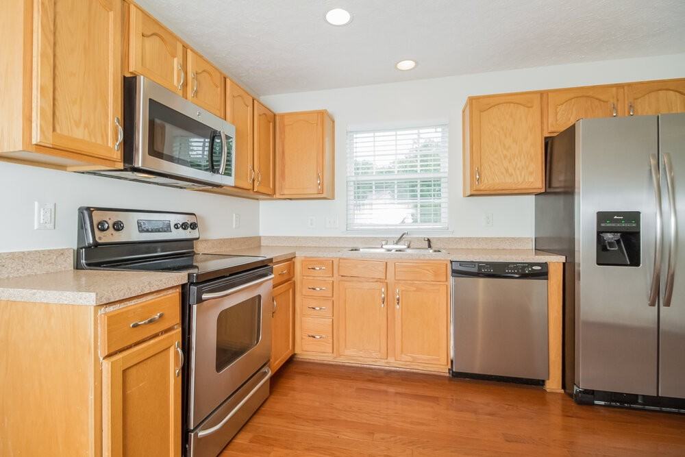 1015 Mallory Ln - Photo 6 of 15